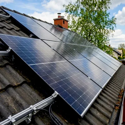 Fotowoltaika 19,6 kW – instalacja dachowa (Jinko Solar 490 W + falownik Deye)