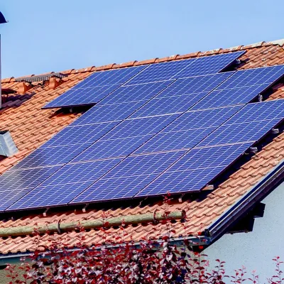 Fotowoltaika 49,98 kW – instalacja dachowa (Jinko Solar 490 W + falownik Deye)